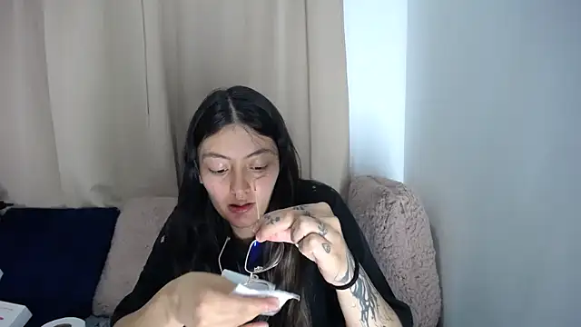 lessliee22  online show from 03/25/26, 06:02