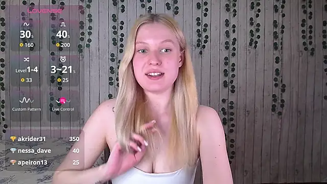 EmiliaDuchess online show from 11/22/25, 04:28