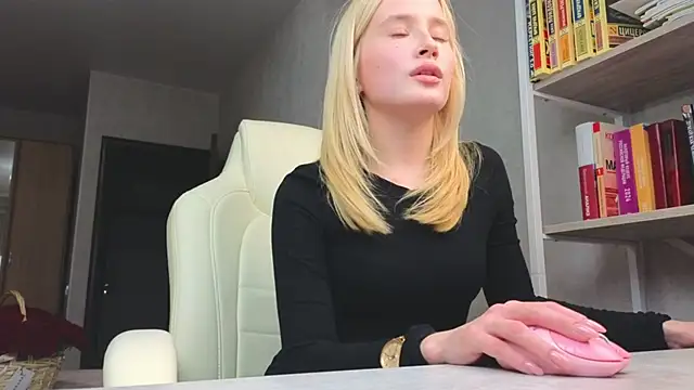 Marietta Castro online show from 11/06/25, 02:21