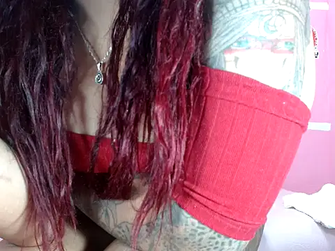 Snapshot of escarlett_hott chatting on 10/29/25, 04:00 escarlett hott online show from 10/29/25, 04:00