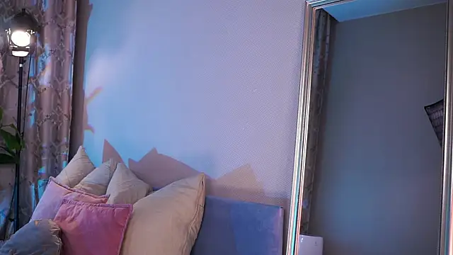 Snapshot of AnnLevine chatting on 12/19/25, 01:57 AnnLevine online show from 12/19/25, 01:57