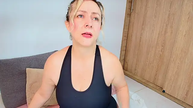 Snapshot of ladychanel_1 chatting on 02/11/26, 05:13 ladychanel 1 online show from 02/11/26, 05:13