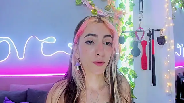 Snapshot of YouliteSllut2 chatting on 02/06/25, 02:33 YouliteSllut2 online show from 02/06/25, 02:33