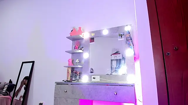 Snapshot of YouliteSllut2 chatting on 12/16/25, 10:47 YouliteSllut2 online show from 12/16/25, 10:47