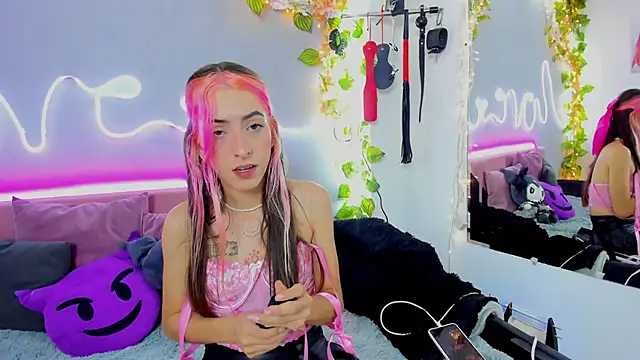 Snapshot of YouliteSllut2 chatting on 01/10/25, 12:17 YouliteSllut2 online show from 01/10/25, 12:17