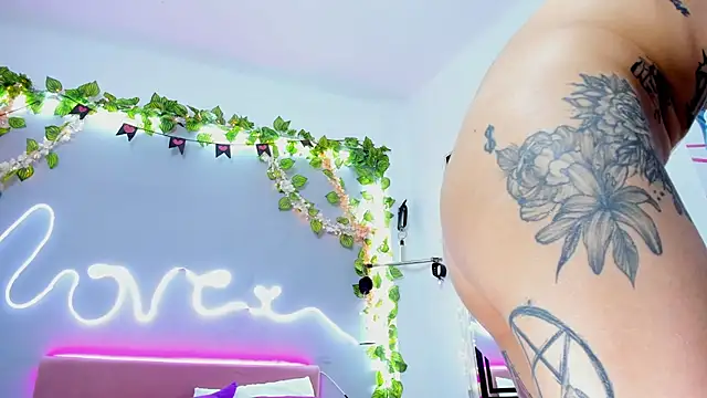 Snapshot of YouliteSllut2 chatting on 02/26/25, 11:41 YouliteSllut2 online show from 02/26/25, 11:41