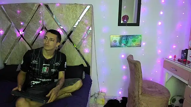 Snapshot of parejacaliente20154 chatting on 12/02/25, 09:00 parejacaliente20154 online show from 12/02/25, 09:00