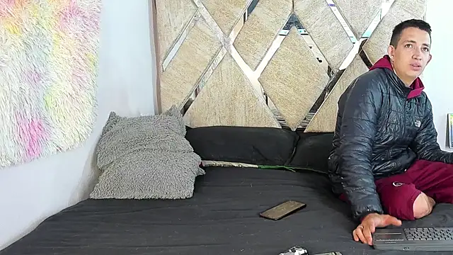 Snapshot of parejacaliente20154 chatting on 10/19/25, 12:30 parejacaliente20154 online show from 10/19/25, 12:30