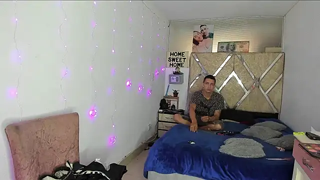 parejacaliente20154 online show from 02/17/26, 12:02