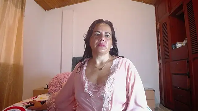 sofiamature01 online show from 11/17/25, 03:16