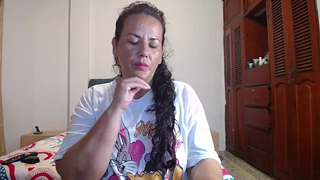 sofiamature01 online show from 11/04/25, 11:19