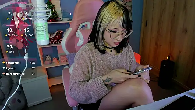 Snapshot of Artic_love chatting on 02/24/25, 10:04 Artic love online show from 02/24/25, 10:04