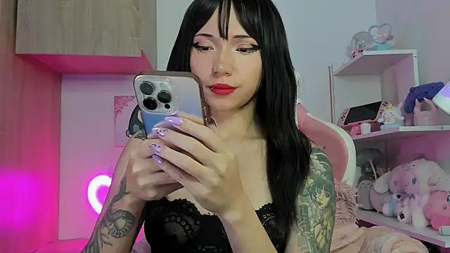 Snapshot of Artic_love chatting on 10/18/25, 02:13 Artic love online show from 10/18/25, 02:13