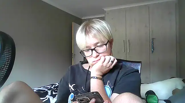 bisexualboy05 online show from 02/10/25, 12:39