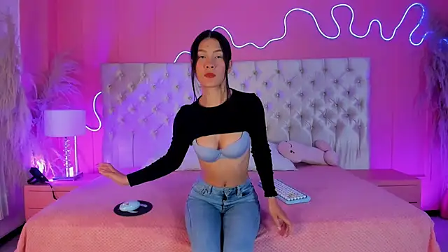 Snapshot of Julieta_Cortes__ chatting on 02/18/26, 02:02 Julieta Cortes online show from 02/18/26, 02:02