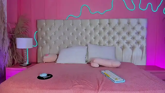 Snapshot of Julieta_Cortes__ chatting on 02/25/26, 12:05 Julieta Cortes online show from 02/25/26, 12:05