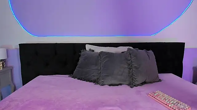 Julieta Cortes   online show from 11/18/25, 12:08