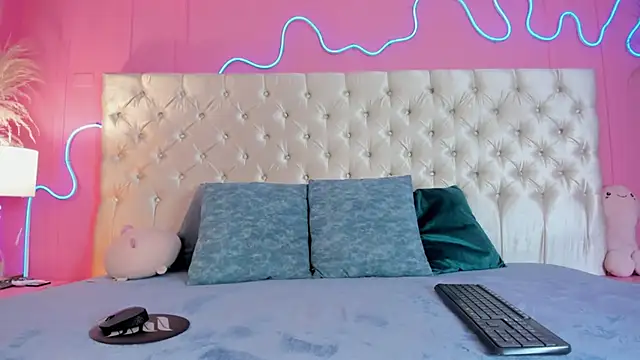 Snapshot of Julieta_Cortes__ chatting on 12/19/25, 12:18 Julieta Cortes online show from 12/19/25, 12:18