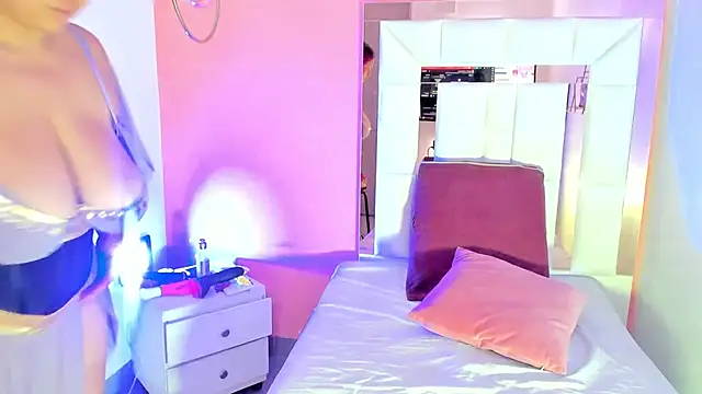 Snapshot of Alanna_hot3 chatting on 12/17/25, 07:30 Alanna hot3 online show from 12/17/25, 07:30