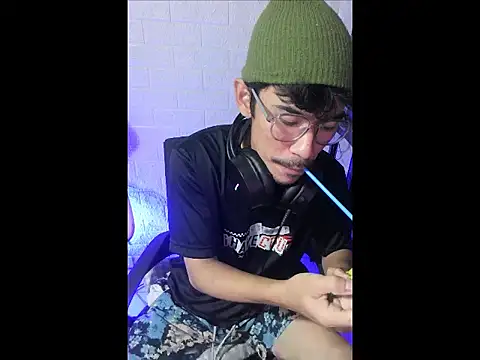 cloudyth1994 online show from 01/12/26, 04:14