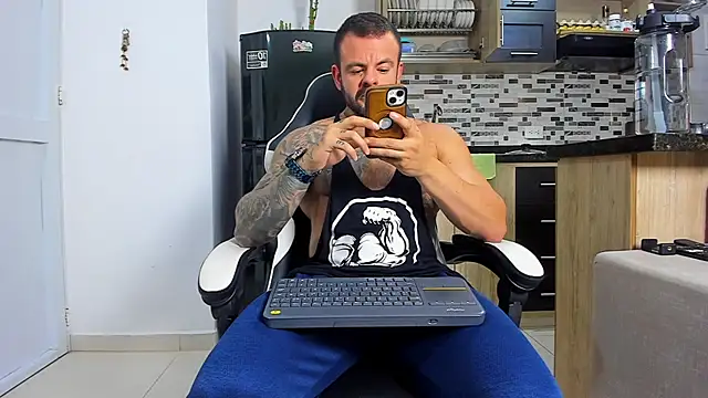 Snapshot of Johnnygrayson1 chatting on 12/01/25, 12:11 Johnnygrayson1 online show from 12/01/25, 12:11