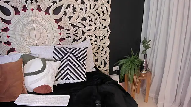 Emiiily  online show from 04/10/26, 11:34