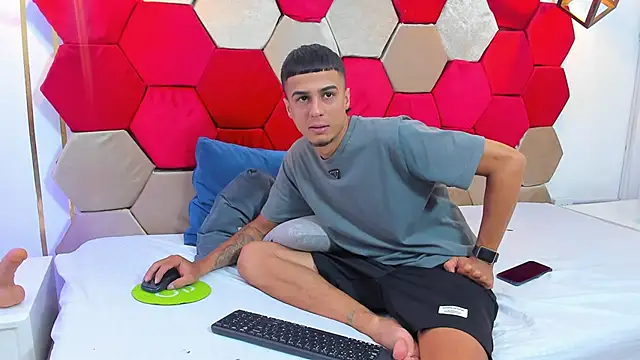 Snapshot of Mila_Gus chatting on 02/22/25, 08:31 Mila Gus online show from 02/22/25, 08:31