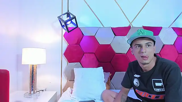 Snapshot of Mila_Gus chatting on 12/19/24, 02:01 Mila Gus online show from 12/19/24, 02:01