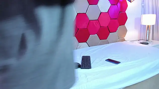 Snapshot of Mila_Gus chatting on 12/20/24, 10:43 Mila Gus online show from 12/20/24, 10:43