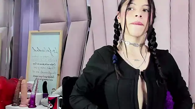 Snapshot of Sasha_Petitte chatting on 09/20/25, 04:50 Sasha Petitte online show from 09/20/25, 04:50