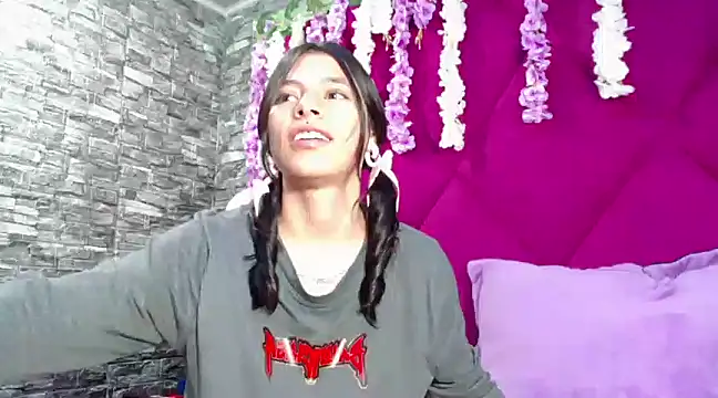 Snapshot of Sasha_Petitte chatting on 03/07/25, 03:08 Sasha Petitte online show from 03/07/25, 03:08