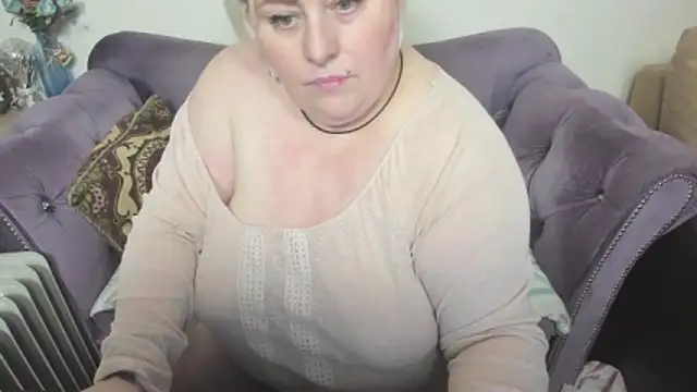 Snapshot of fashiona chatting on 12/23/25, 09:30 fashiona online show from 12/23/25, 09:30