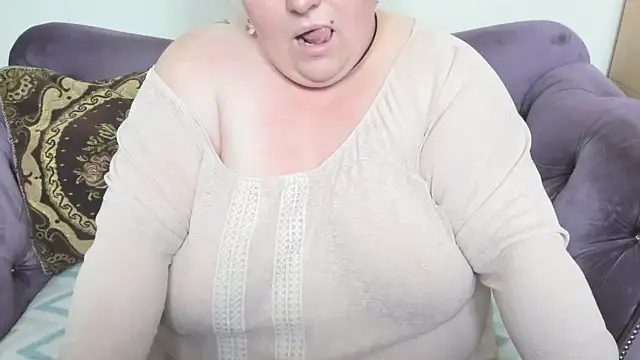 Snapshot of fashiona chatting on 10/25/25, 09:37 fashiona online show from 10/25/25, 09:37