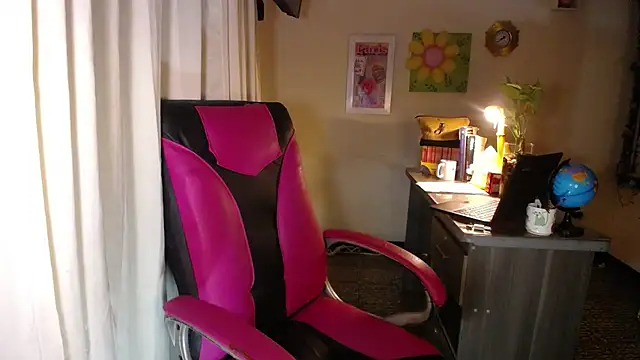 Snapshot of danielle_rose_1 chatting on 05/27/26, 02:35 danielle rose 1 online show from 05/27/26, 02:35