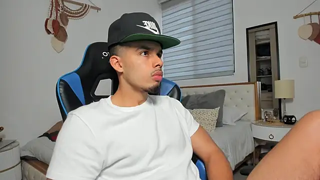 Snapshot of mateoleonee chatting on 02/14/26, 07:58 mateoleonee online show from 02/14/26, 07:58