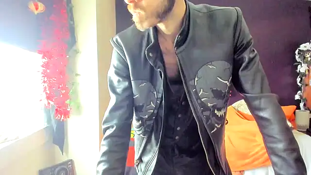 Snapshot of leatherz69 chatting on 03/03/25, 05:31 leatherz69 online show from 03/03/25, 05:31