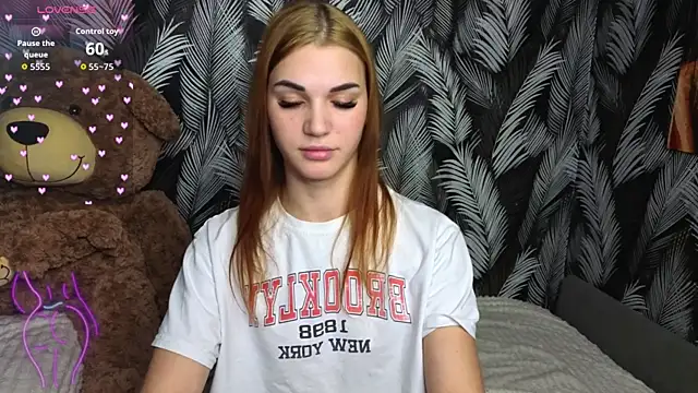 Snapshot of Hellen_Moore chatting on 10/13/25, 01:18 Hellen Moore online show from 10/13/25, 01:18