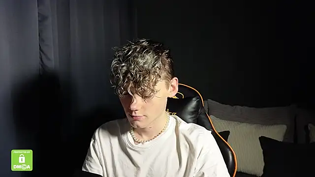 Keytaro online show from 12/21/25, 10:43