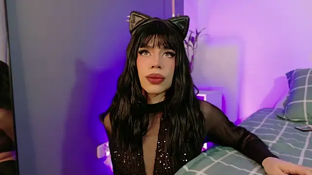 LucyGiraldo online show from 11/18/25, 04:49