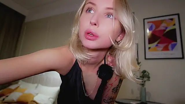 Snapshot of blondy_room chatting on 10/04/25, 05:03 blondy room online show from 10/04/25, 05:03