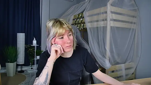 Snapshot of LexiWenford chatting on 05/19/26, 02:29 LexiWenford online show from 05/19/26, 02:29