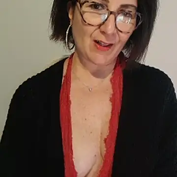 Snapshot of Viola8p chatting on 11/26/25, 02:06 Viola8p online show from 11/26/25, 02:06