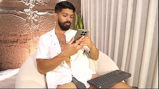 Snapshot of DannSaenz chatting on 04/16/26, 05:25 DannSaenz online show from 04/16/26, 05:25