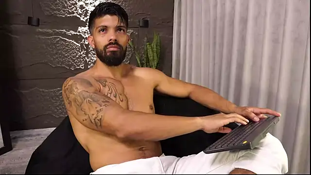Snapshot of DannSaenz chatting on 05/01/26, 05:07 DannSaenz online show from 05/01/26, 05:07