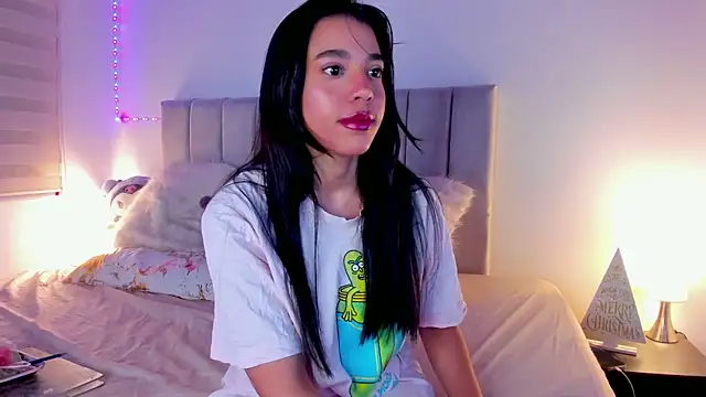 Snapshot of DanielaSaenz0 chatting on 12/22/24, 05:01 DanielaSaenz0 online show from 12/22/24, 05:01