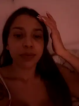 Snapshot of DanielaSaenz0 chatting on 12/19/25, 01:42 DanielaSaenz0 online show from 12/19/25, 01:42