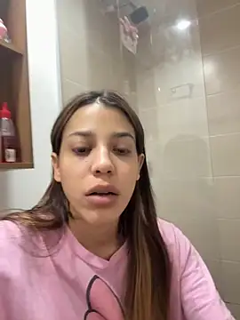 Snapshot of DanielaSaenz0 chatting on 11/04/25, 03:32 DanielaSaenz0 online show from 11/04/25, 03:32