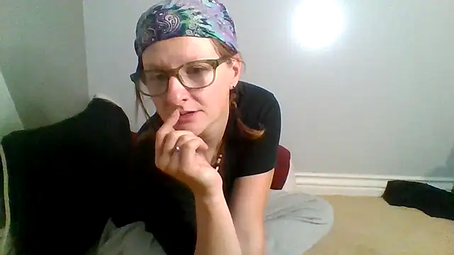 Snapshot of Eluradess chatting on 10/16/25, 03:04 Eluradess online show from 10/16/25, 03:04