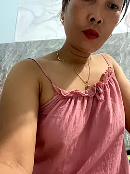 Linaannn online show from 10/31/25, 11:55