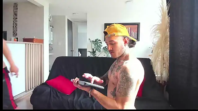 Snapshot of MARCELOANDLUCIAN chatting on 02/25/25, 09:26 MARCELOANDLUCIAN online show from 02/25/25, 09:26